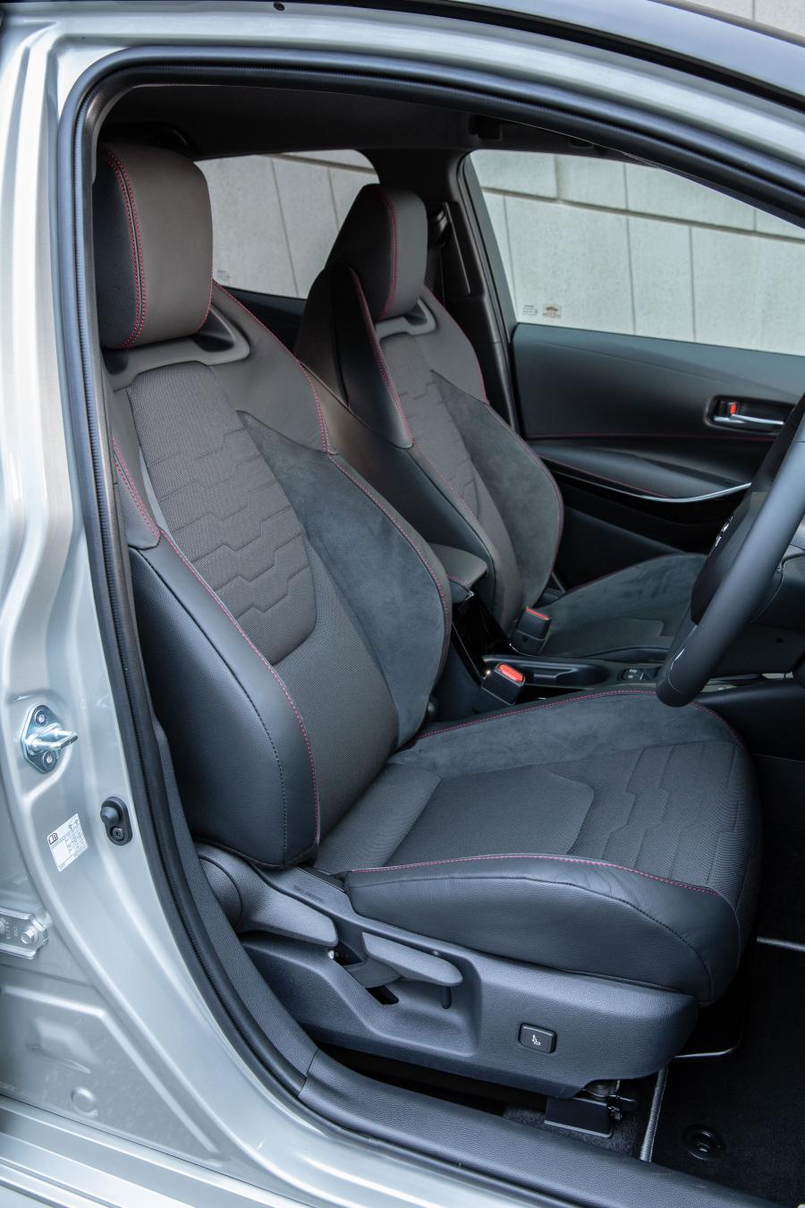 Интерьер Toyota Corolla Hybrid 2019 года  (UK) (фото 30 из 40)
